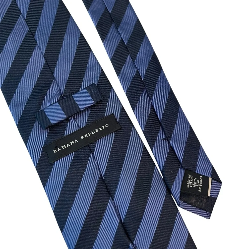 Banana Republic Men's‎ Tie 100% Silk Blue Navy Diagonal Stripe Made in Turkey